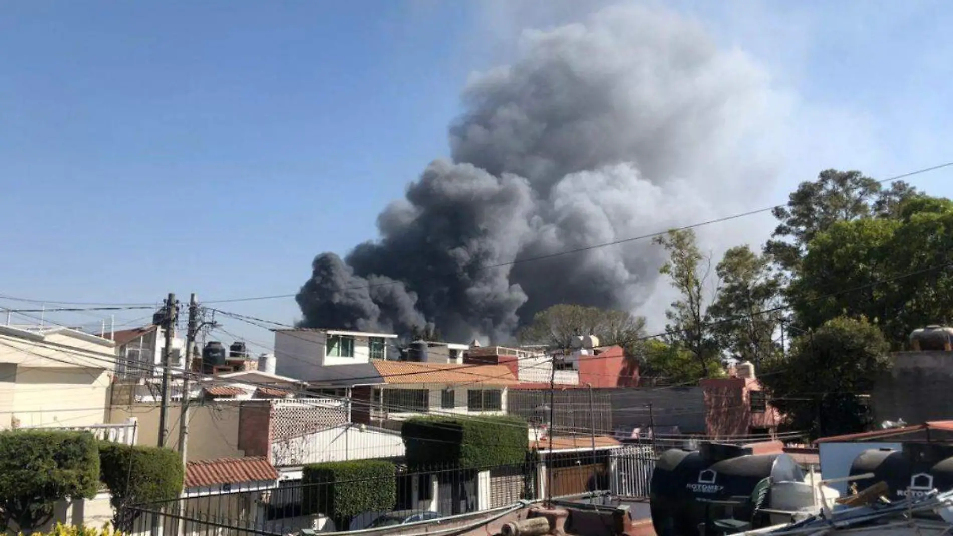 Incendio consume fábrica en Azcapotzalco